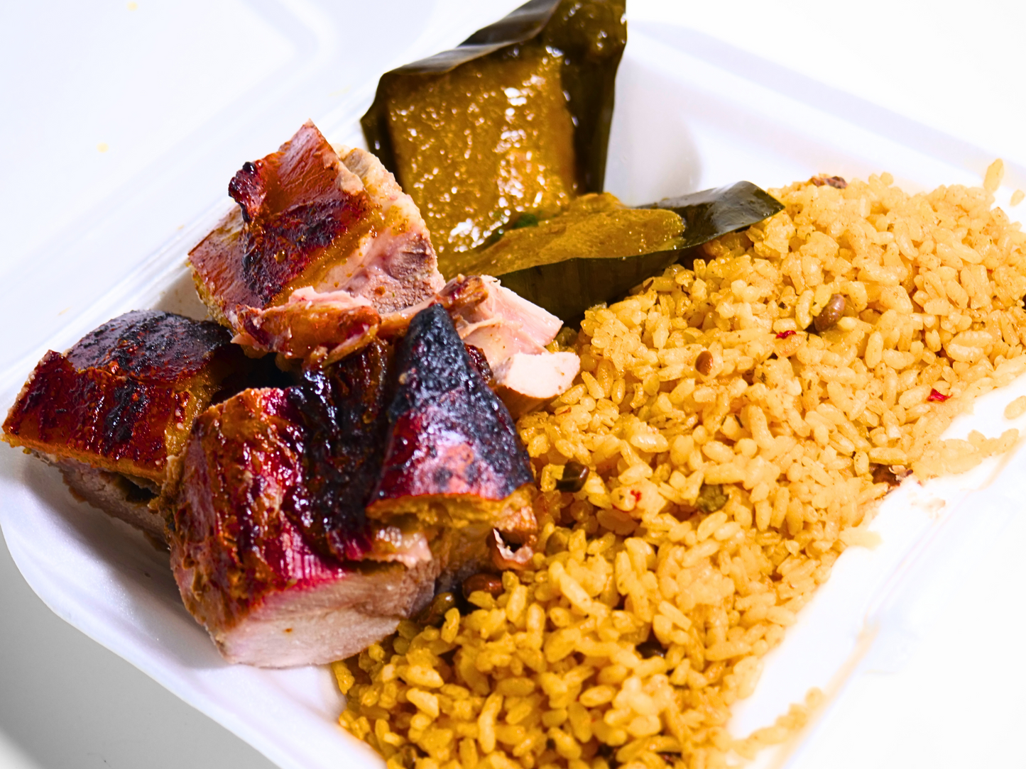 Arroz con gandules, pastel y lechón.
