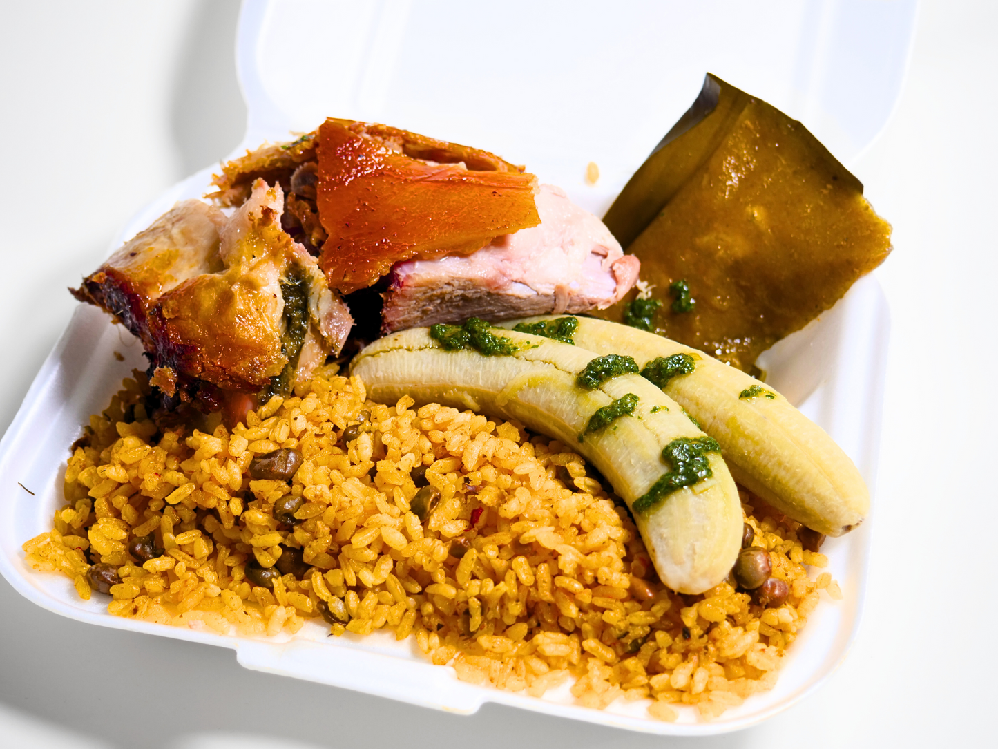 Arroz con gandules, guineo, pastel y lechón.