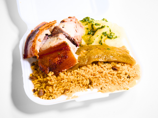 Arroz con gandules, pasteles, yuca y lechón.